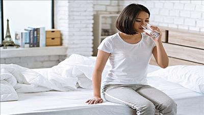 11 lợi ích của uống nước khi đói