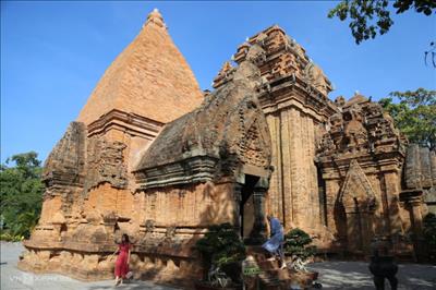 Tháp bà Ponagar đón khách trở lại