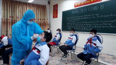 Quảng Ninh: Thực hiện xét nghiệm 100% cho học sinh, giao viên, và lao động trong trường học.