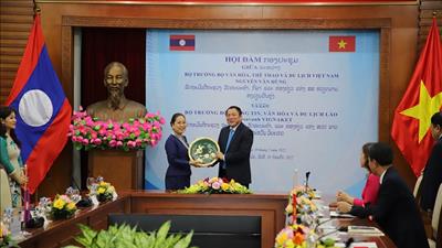 Lãnh đạo ngành văn hóa và du lịch Việt Nam và Lào trao đổi hợp tác