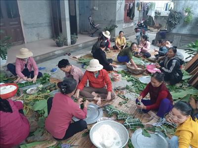 Người dân Nghệ An trắng đêm gói bánh chưng ủng hộ đồng bào miền Trung