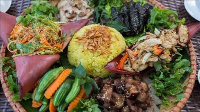Đặc sắc mâm “cỗ lá” ngày Tết của dân tộc Mường ở Hòa Bình