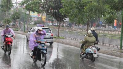 Không khí lạnh đổ bộ miền Bắc, mưa lớn tại miền Trung