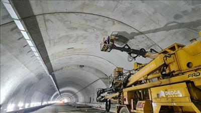 Chuẩn bị hoàn thành hầm đường bộ Thung Thi trên cao tốc Bắc - Nam