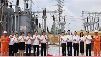 Gắn biển công trình chào mừng Đại hội Công đoàn EVNNPC lần thứ XIII