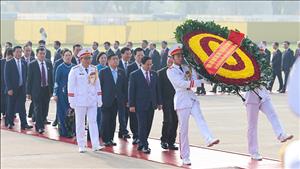 Đoàn đại biểu dự Đại hội Đảng bộ Chính phủ vào Lăng viếng Chủ tịch Hồ Chí Minh