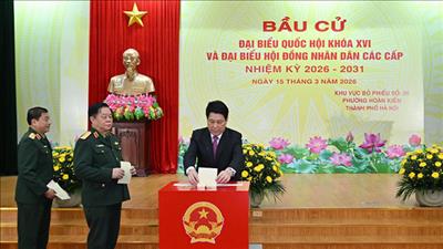 Chủ tịch nước Lương Cường bỏ phiếu bầu cử tại khu vực bỏ phiếu số 26, phường Hoàn Kiếm, Hà Nội