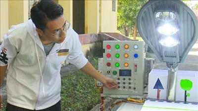 Sinh viên chế tạo đèn Led chiếu sáng đường tiết kiệm năng lượng