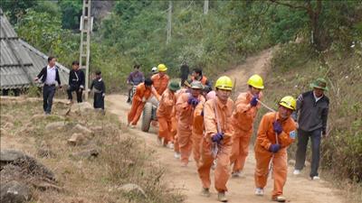 Đưa điện về thôn bản vùng cao huyện Mường Nhé, Điện Biên