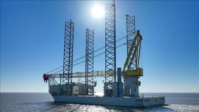 Tàu lắp đặt turbine gió cao hơn tháp Eiffel