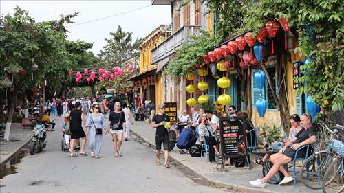 Việt Nam đón 12,3 triệu lượt khách quốc tế, đạt gần 50% kế hoạch năm 2026