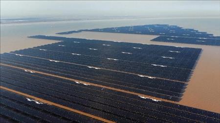 Trang trại điện mặt trời ngoài khơi lớn nhất thế giới hoạt động