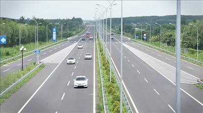 Xe lưu thông trên đường cao tốc không được đi quá 120km/h