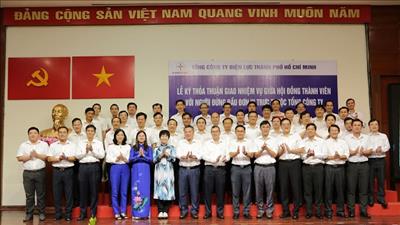 Ký kết thỏa thuận giao nhiệm vụ giữa HĐTV với người đứng đầu các đơn vị trực thuộc EVNHCMC