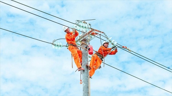 Khẩn trương xem xét phương án giảm thuế tiêu thụ đặc biệt với xăng về 0% và giảm giá điện