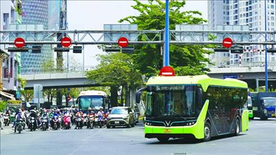 TPHCM tăng cường phát triển vận tải hành khách công cộng