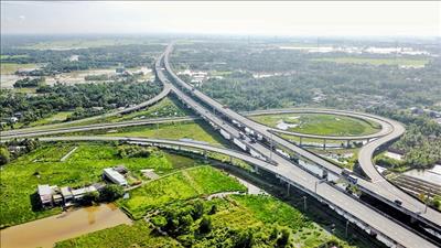 Hoàn thiện hệ thống kết cấu hạ tầng chiến lược đồng bộ