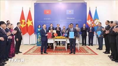 Thường trực Ban Bí thư chứng kiến Lễ trao các văn kiện hợp tác Việt Nam - Campuchia