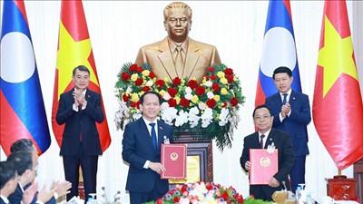 Việt Nam - Lào trao 17 văn kiện hợp tác tại hội nghị xúc tiến đầu tư