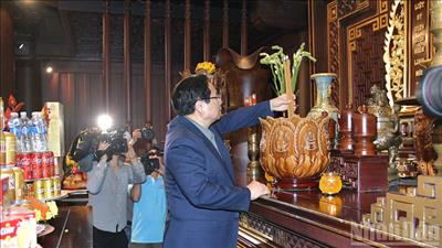 Thủ tướng Phạm Minh Chính dâng hương tưởng nhớ Chủ tịch Hồ Chí Minh, các Anh hùng liệt sĩ chiến trường Điện Biên Phủ