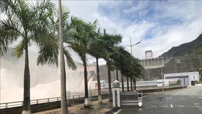 Hồ thủy điện Lai Châu mở 5 cửa xả lũ