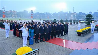 Các đại biểu dự Đại hội XIV của Đảng viếng Chủ tịch Hồ Chí Minh