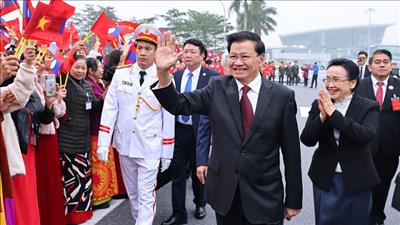 Tổng Bí thư, Chủ tịch nước Lào và Phu nhân đến Hà Nội, bắt đầu thăm cấp Nhà nước tới Việt Nam