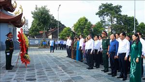 Thủ tướng dâng hương tưởng niệm các Anh hùng liệt sĩ và tặng quà người có công tại Lạng Sơn