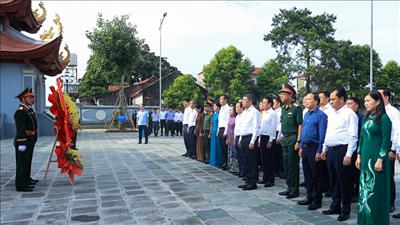 Thủ tướng dâng hương tưởng niệm các Anh hùng liệt sĩ và tặng quà người có công tại Lạng Sơn