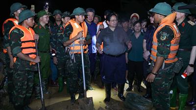 Thủ tướng kiểm tra công tác ứng phó mưa lũ tại vùng ven sông của Hà Nội