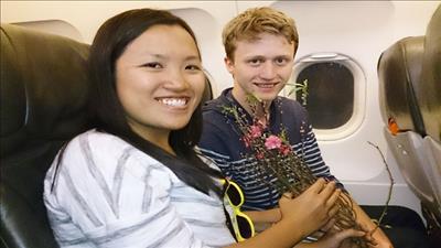 Hành khách được mang 2 cành đào đi máy bay Vietnam Airlines