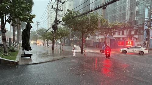 Nhiều khu vực trên cả nước có mưa, cần đề phòng lốc, sét và gió giật mạnh