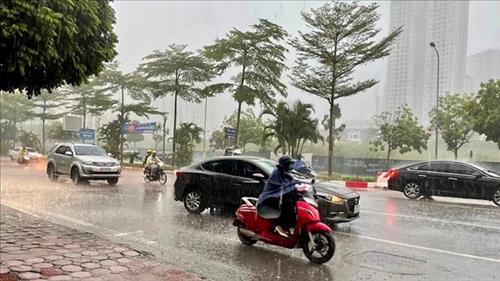 Bắc Bộ và Trung Bộ ngày nắng nóng, chiều tối mưa to; Nam Bộ mưa dông vài nơi