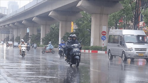 Nhiều khu vực có mưa rất to, đề phòng lốc, sét và gió giật mạnh