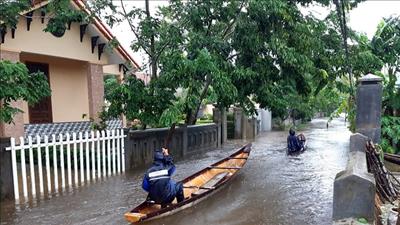 Ứng phó với diễn biến mưa lũ ở miền Trung