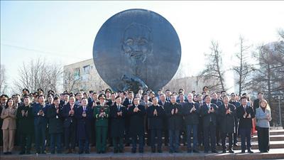 Thủ tướng Phạm Minh Chính đặt hoa tại Tượng đài Chủ tịch Hồ Chí Minh ở Moskva
