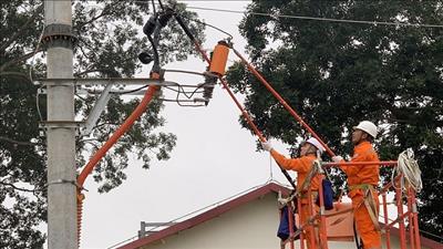 Hoàn thành khóa đào tạo công nhân thi công sửa chữa hotline 35kV đầu tiên của EVNNPC