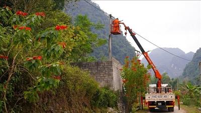EVNNPC tiếp tục chung tay khắc phục hậu quả thiên tai, đồng hành cùng khách hàng sử dụng điện an toàn, ổn định