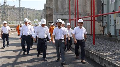 Kiểm tra công tác ứng dụng khoa học công nghệ và đảm bảo truyền tải điện mùa nắng nóng