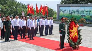 Thủ tướng tặng quà Mẹ Việt Nam anh hùng và dâng hương tưởng niệm các Anh hùng liệt sĩ tại Phú Thọ