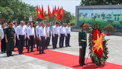 Thủ tướng tặng quà Mẹ Việt Nam anh hùng và dâng hương tưởng niệm các Anh hùng liệt sĩ tại Phú Thọ