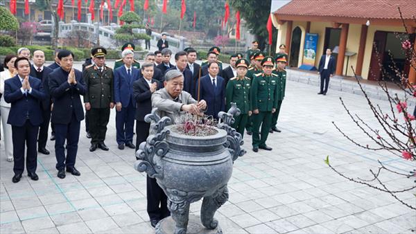 Tổng Bí thư Tô Lâm dâng hương tưởng niệm các đồng chí lãnh đạo tiền bối