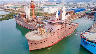 Hạ thủy tàu dịch vụ điện gió ngoài khơi hiện đại