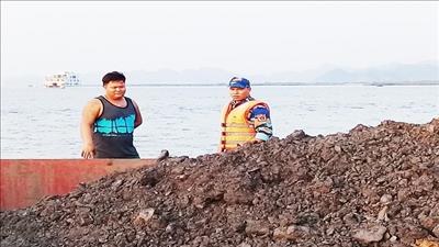 Cảnh sát biển thu giữ tàu chở dầu, than không rõ nguồn gốc