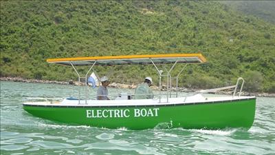 Chế tạo tàu vỏ composite cỡ nhỏ sử dụng năng lượng mặt trời