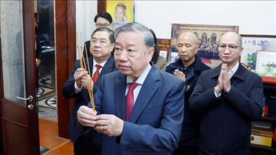 Tổng Bí thư dâng hương tưởng niệm nhân 120 năm Ngày sinh Thủ tướng Phạm Văn Đồng