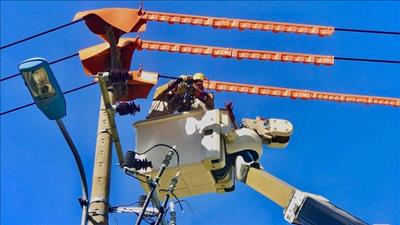 Thi công hotline đấu nối cáp ngầm phục vụ đóng điện TBA 110kV cảng Tiên Sa