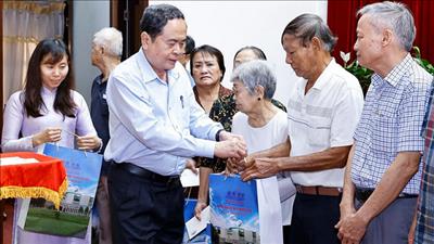 Chủ tịch Quốc hội tặng quà cho hộ nghèo, công nhân lao động tại Cần Thơ