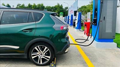 Kiến nghị bổ sung hạng mục trạm sạc điện tại trạm dừng nghỉ trên 5 tuyến cao tốc