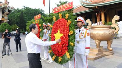 Chủ tịch Quốc hội tri ân các Anh hùng Liệt sỹ, Mẹ anh hùng tại TPHCM